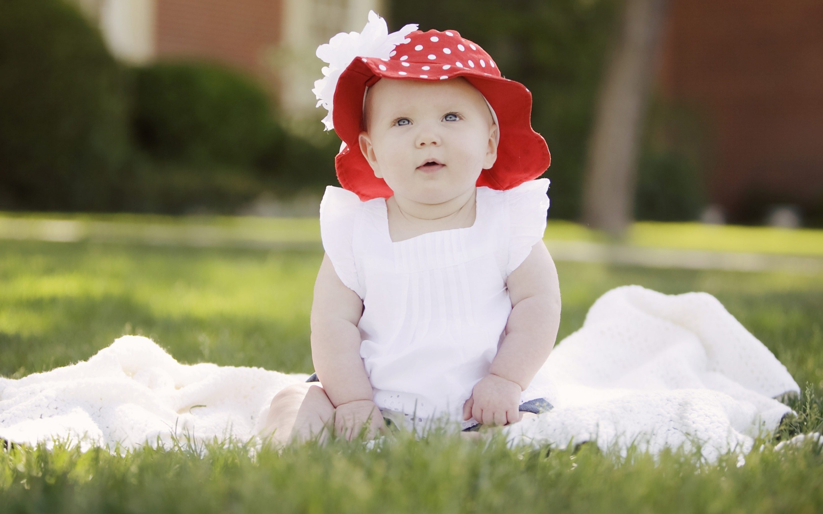 Маленькая девочка в белом платье и красной шляпе