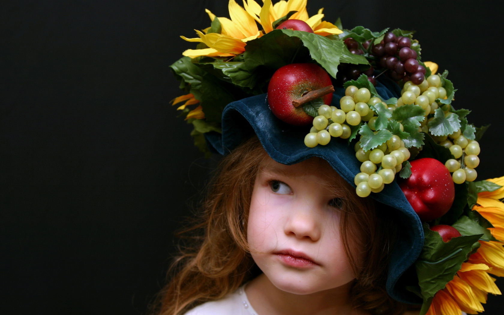 Маленькая девочка в необычной шляпе