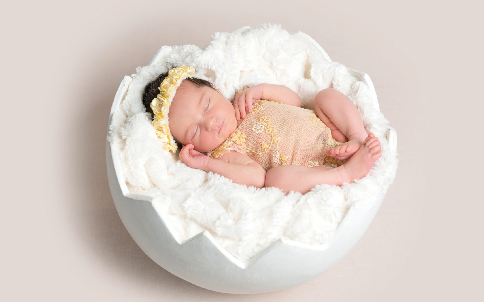 Маленькая новорожденная девочка в забавной колыбели