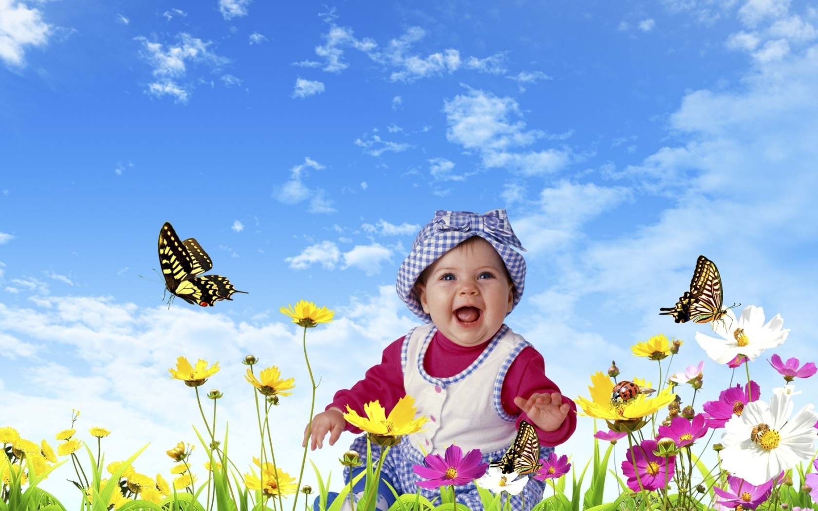 Улыбающийся ребенок на фоне голубого неба