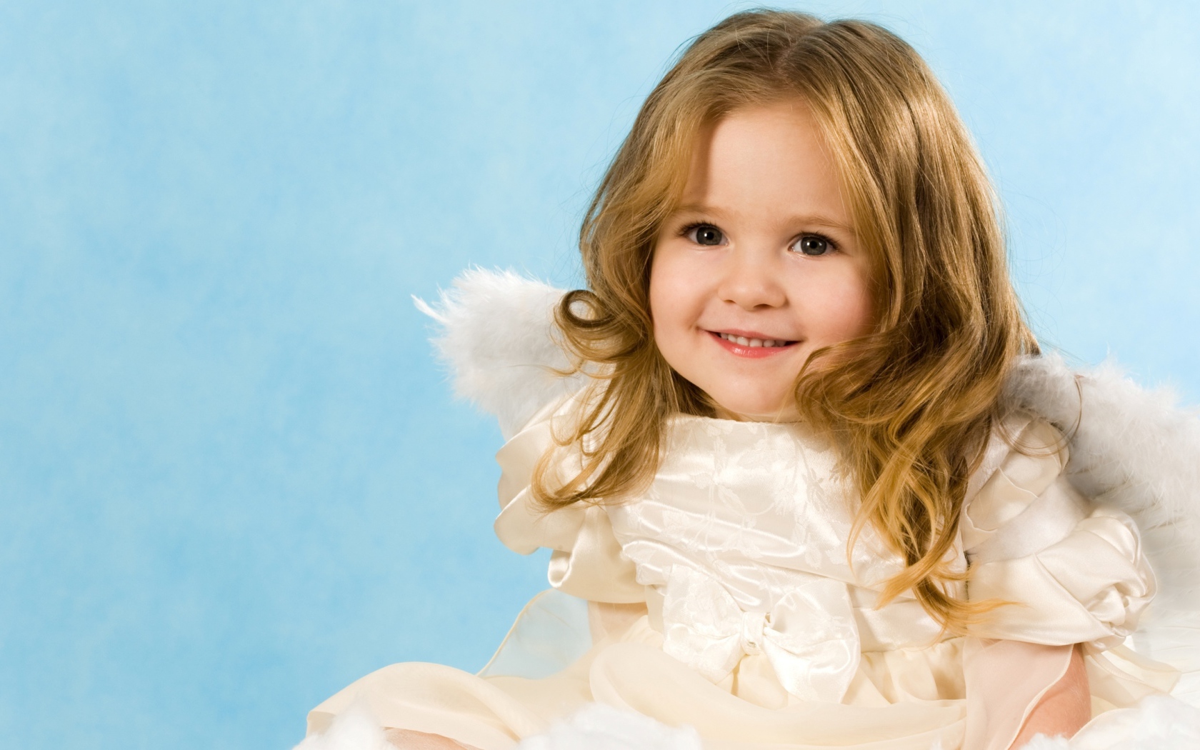 Улыбающаяся девочка с крыльями ангела