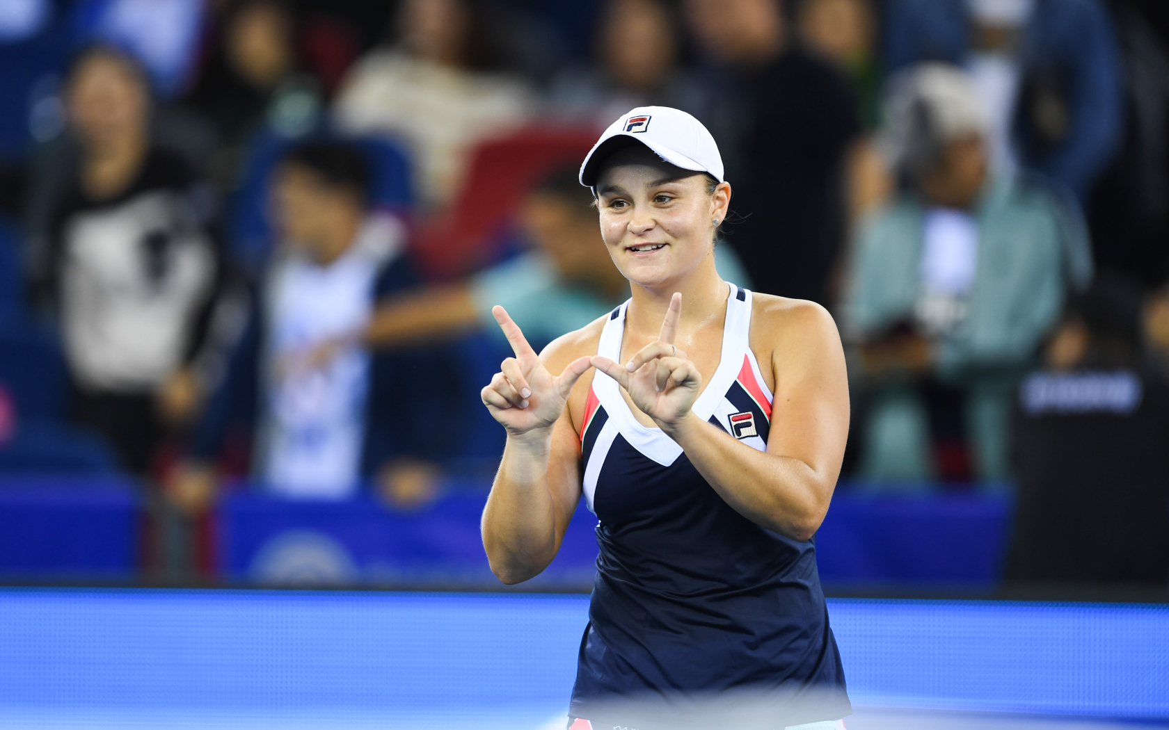 Молодая теннисистка Эшли Барти на корте 