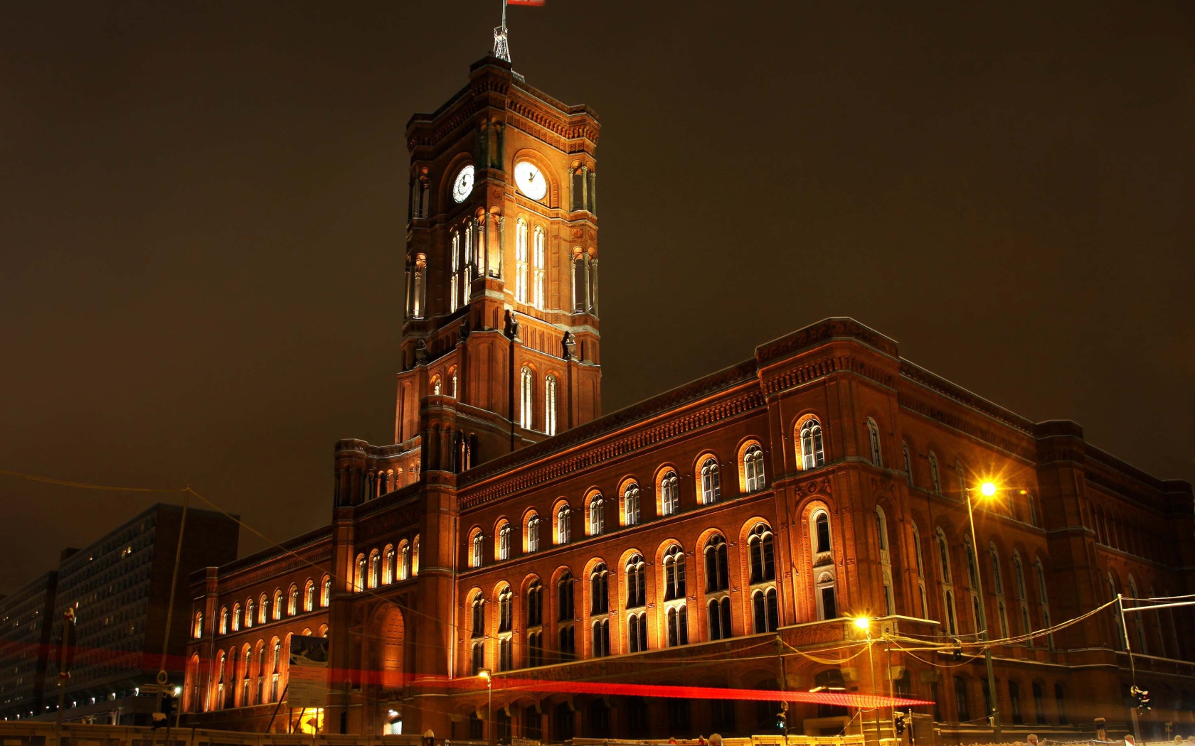 Здание Красная ратуша ночью, Берлин. Германия
