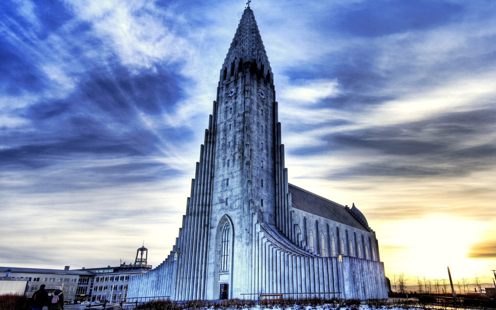 Церковь Хатльгримскиркья под голубым небом, Рейкьявик. Исландия