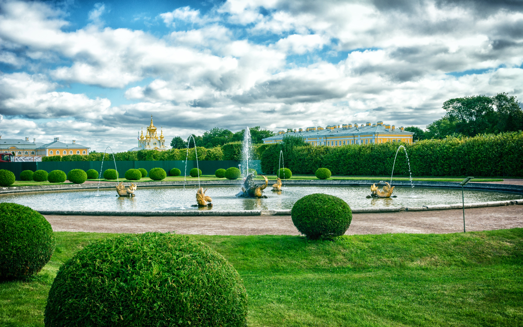 Красивый фонтан в парке Петергоф, Санкт-Петербург