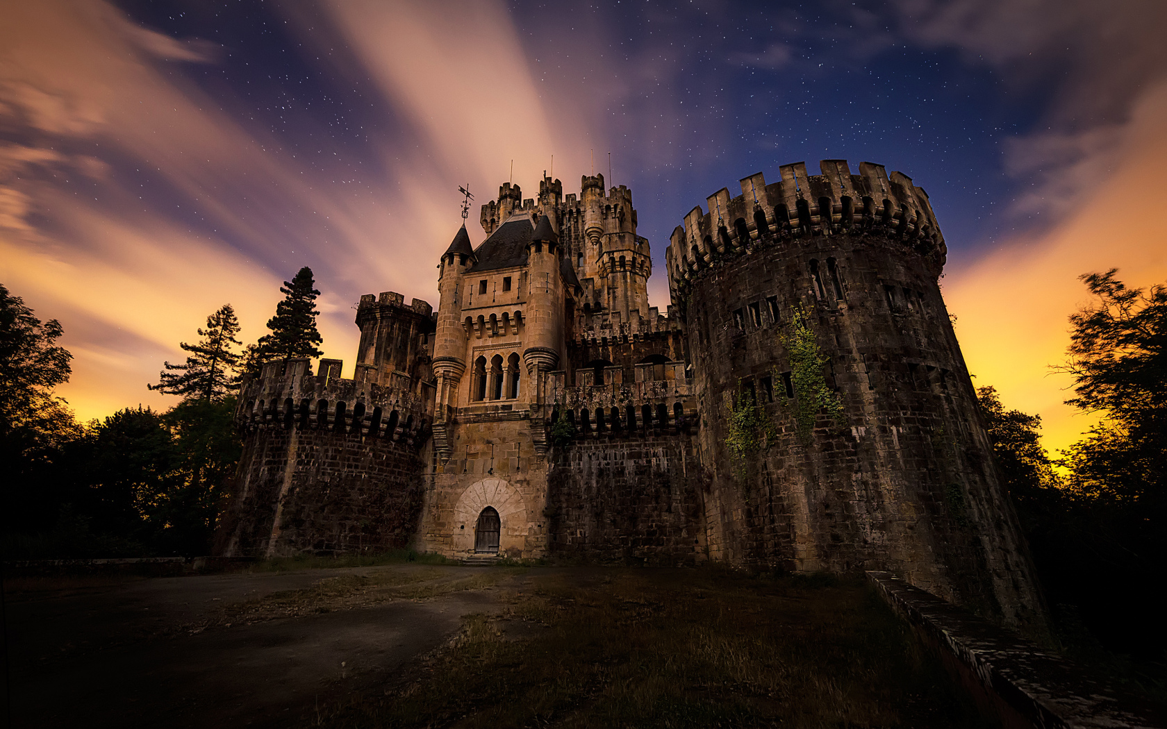 Замок Butron на фоне звездного неба вечером, Гатика. Испания