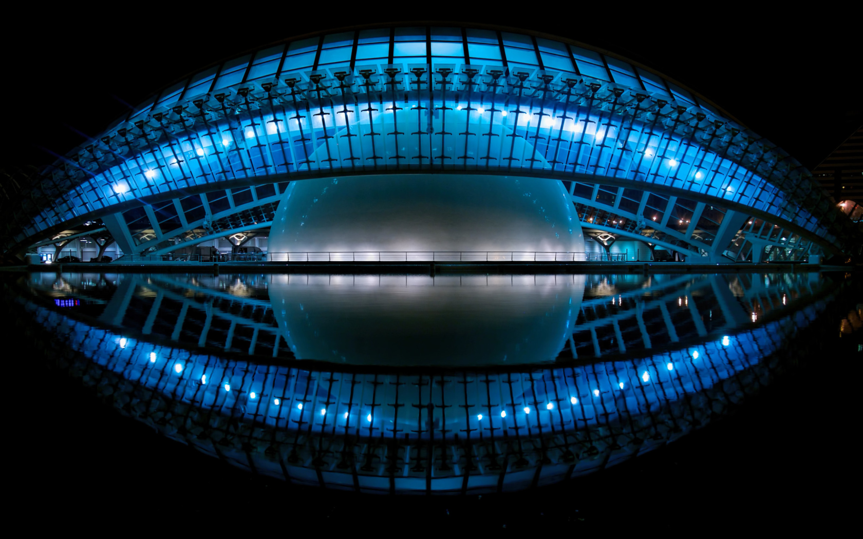 Кинотеатр Hemisferic ночью, Валенсия. Испания