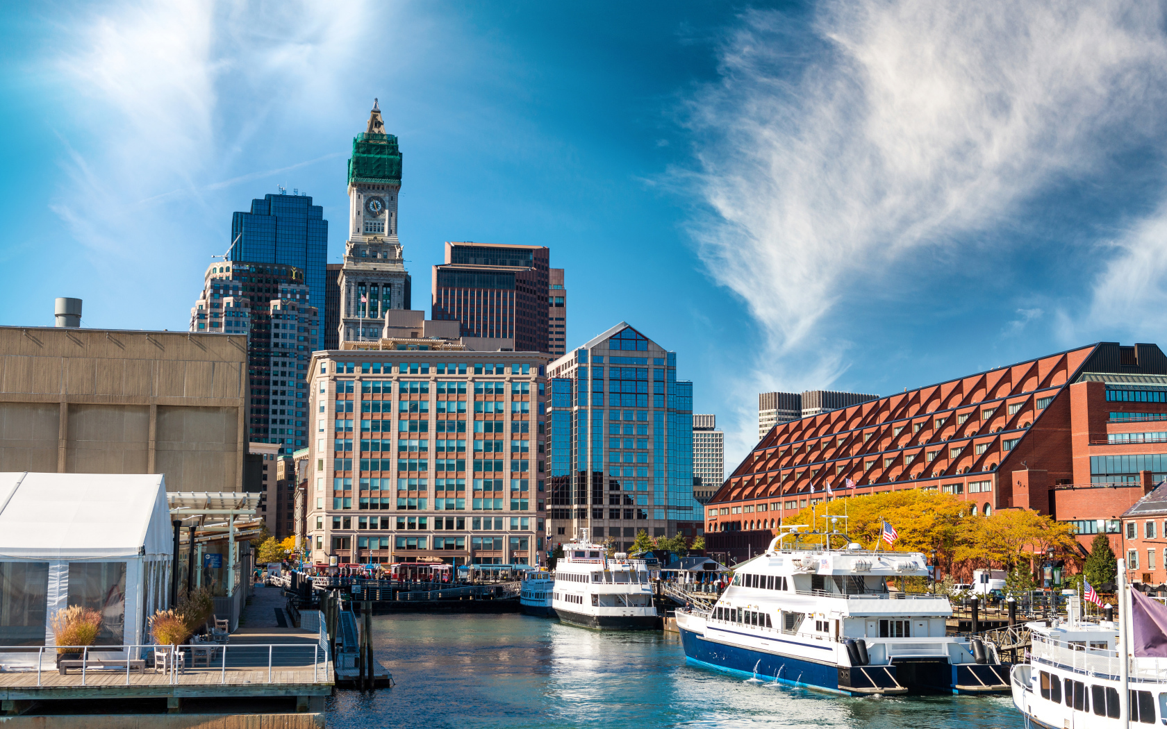 Речные суда у причала на фоне небоскребов города Бостон. США