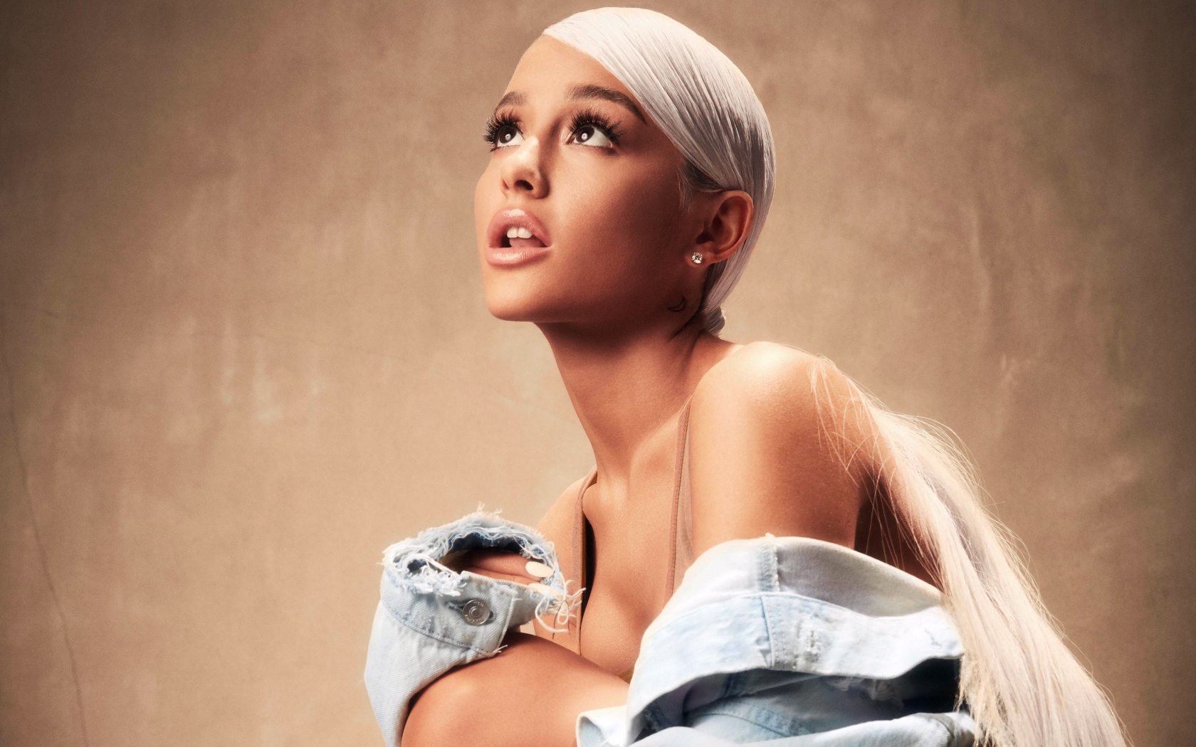 Актриса Ариана Гранде с белыми волосами