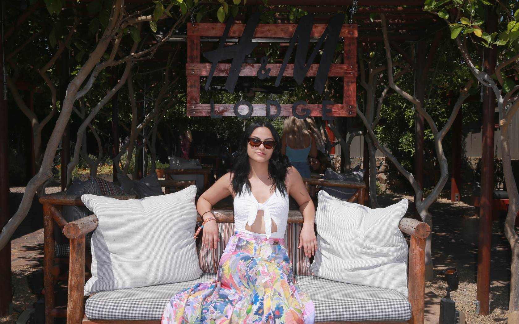 Актриса Камила Мендес сидит на диване в подушками