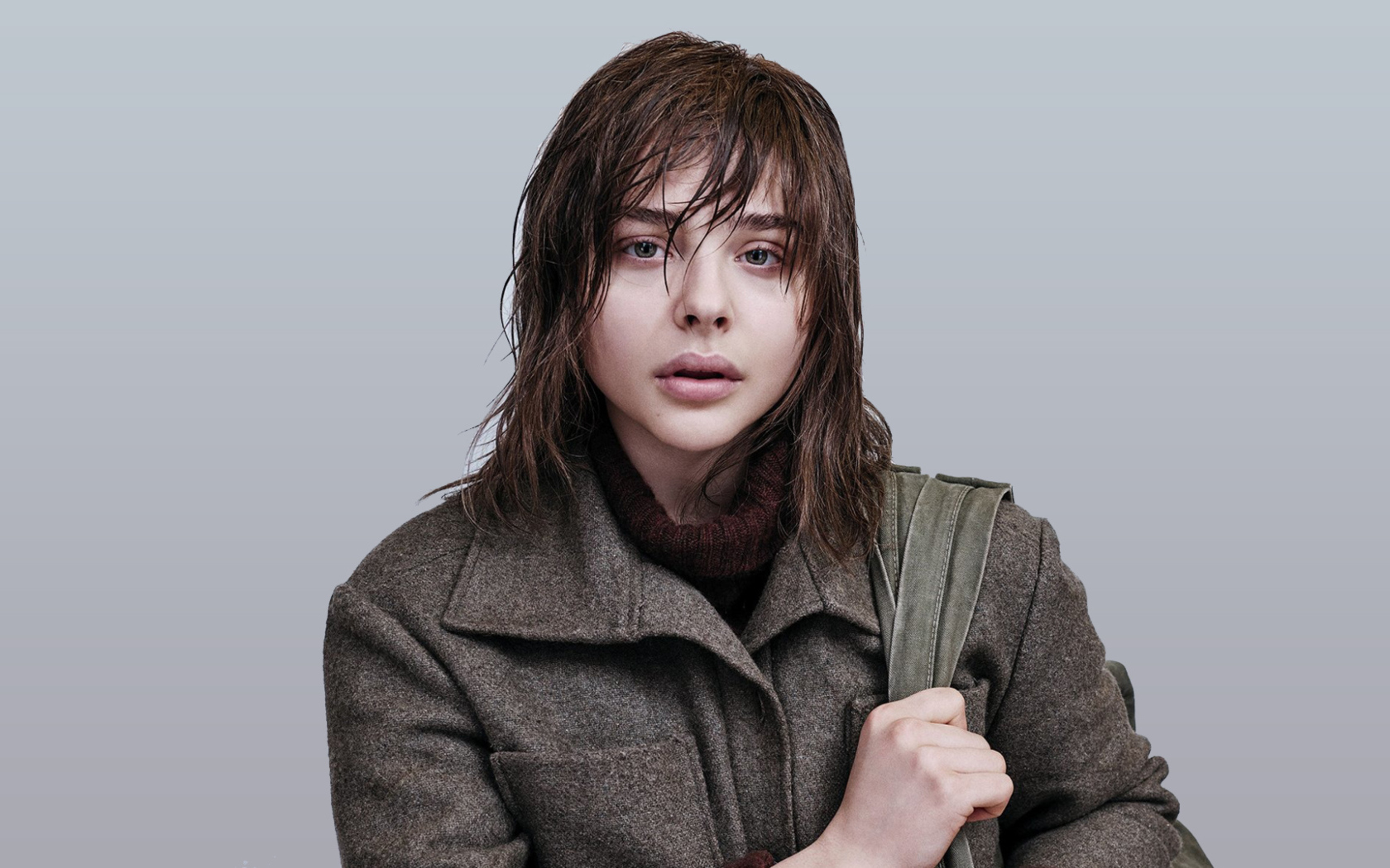 Актриса Хлоя Грейс Морец с мокрыми волосами в пальто 