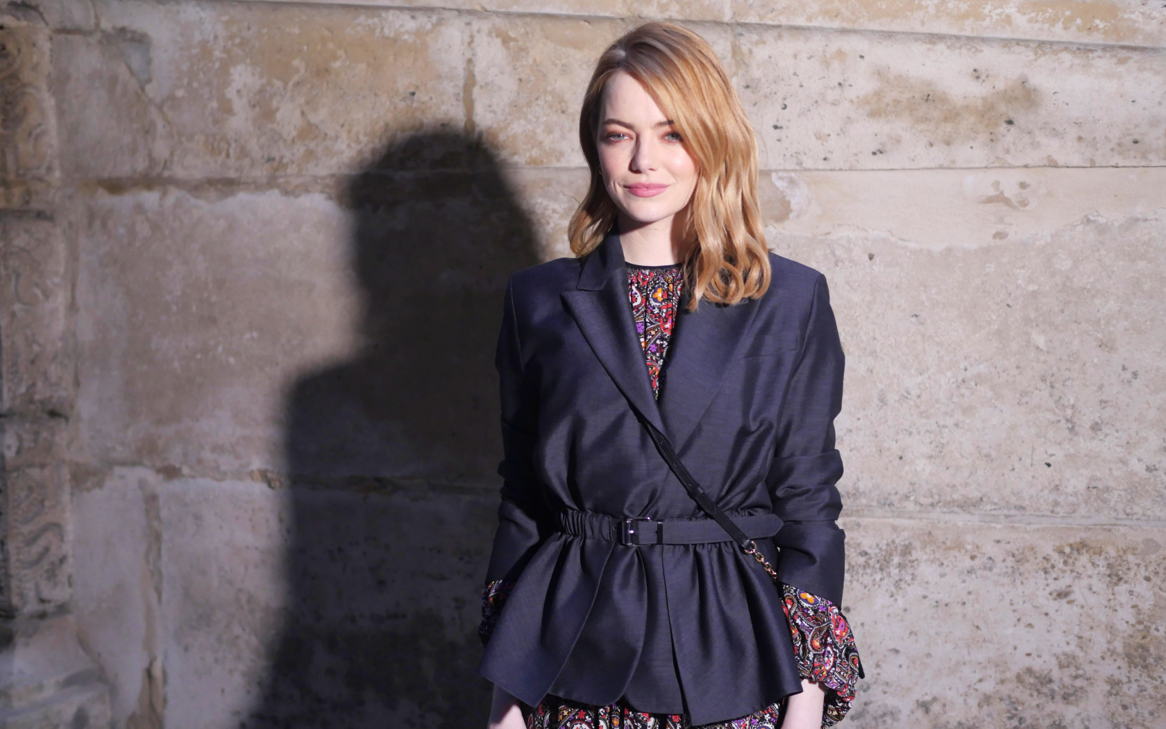 Актриса Эмма Стоун 2018 в черном пиджаке