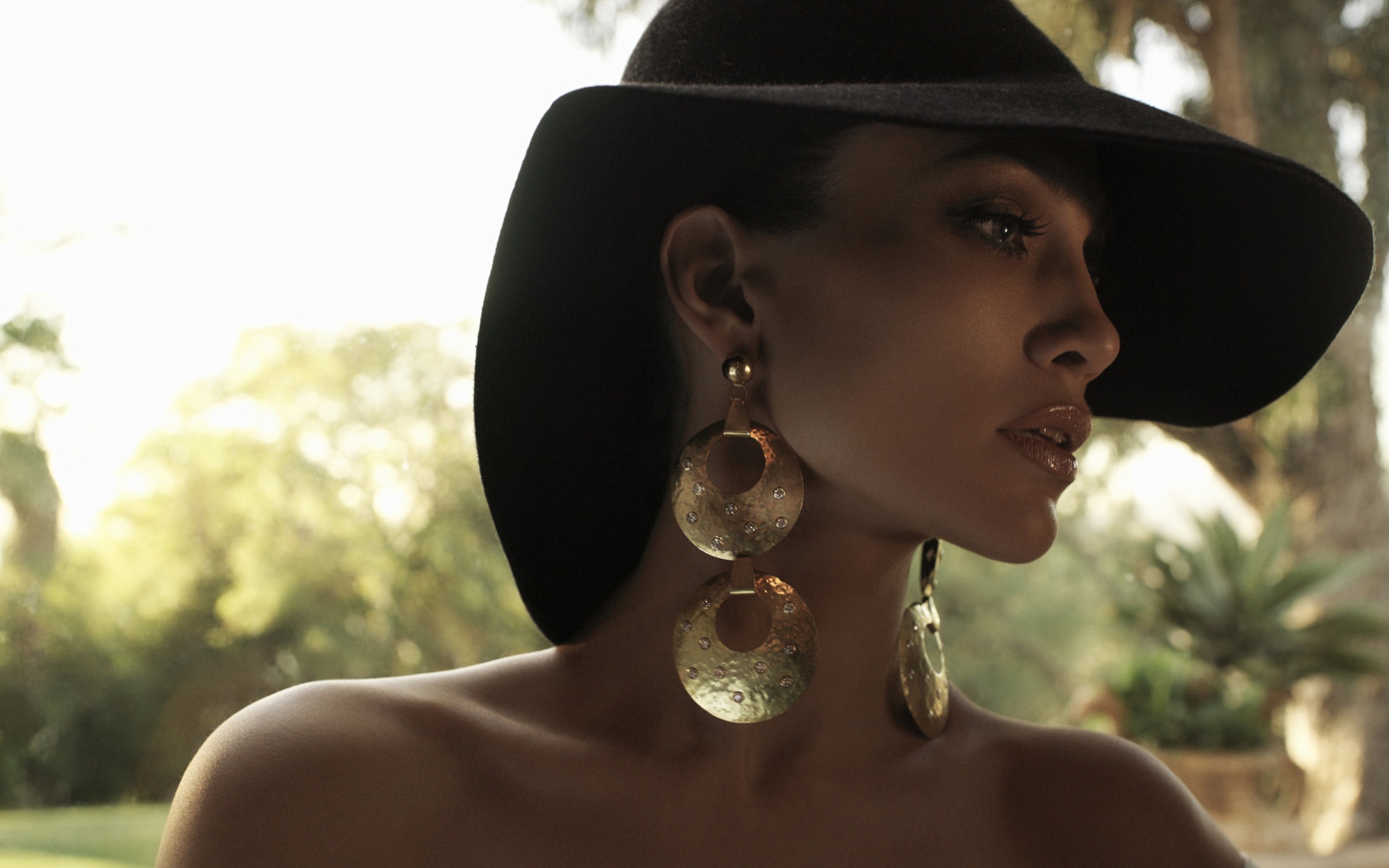 Актриса Дженнифер Лопес в большой черной шляпе