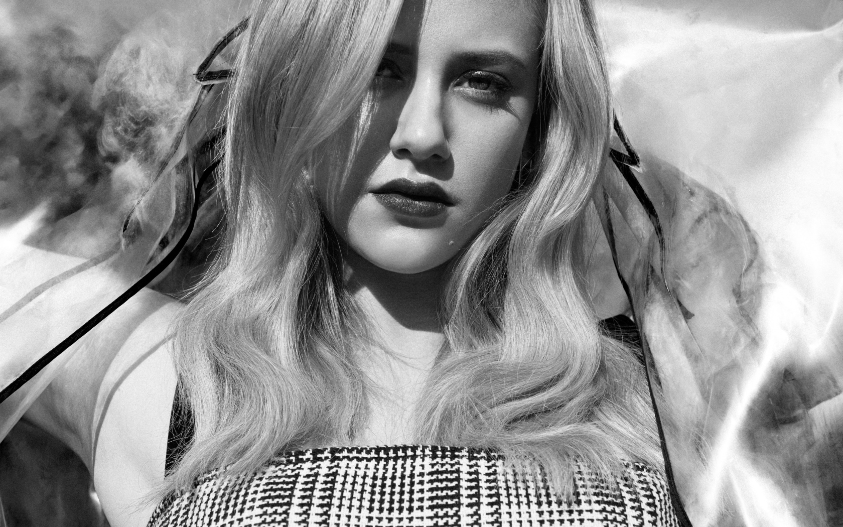 Актриса Лили Рейнхарт, черно-белое фото