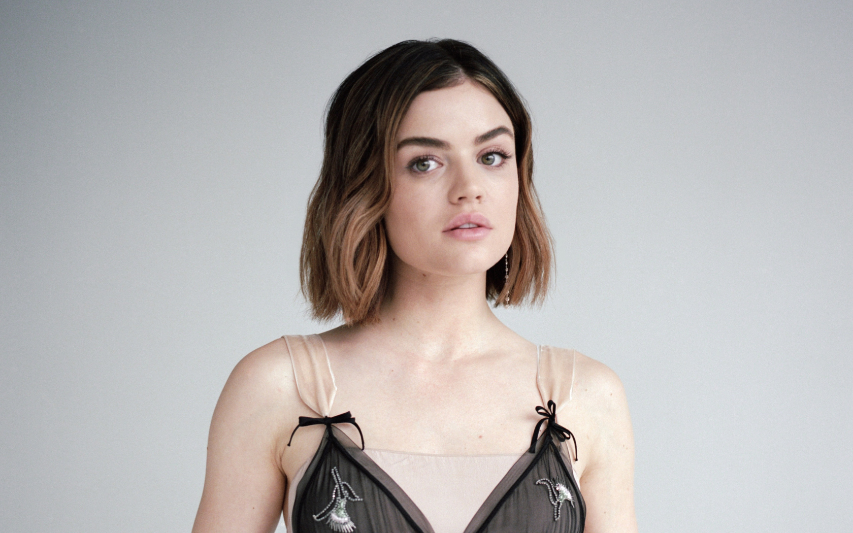 Актриса Люси Хейл фото на сером фоне