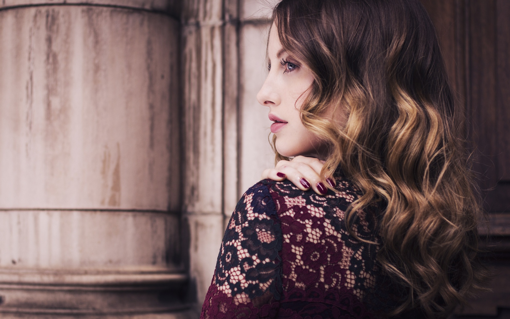 Актриса Рози Фортескью боком