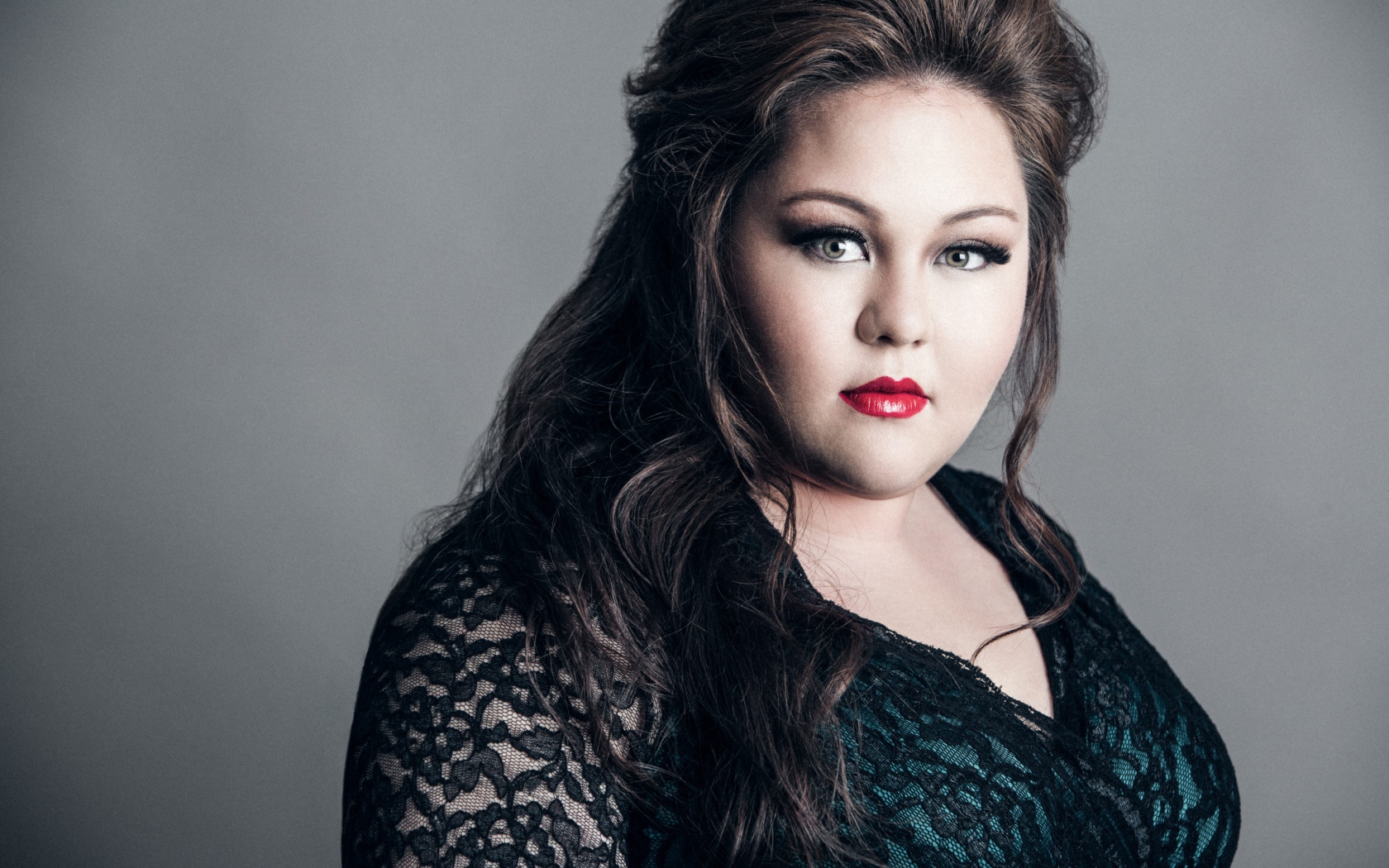 Американская актриса Джолин Парди фото на сером фоне