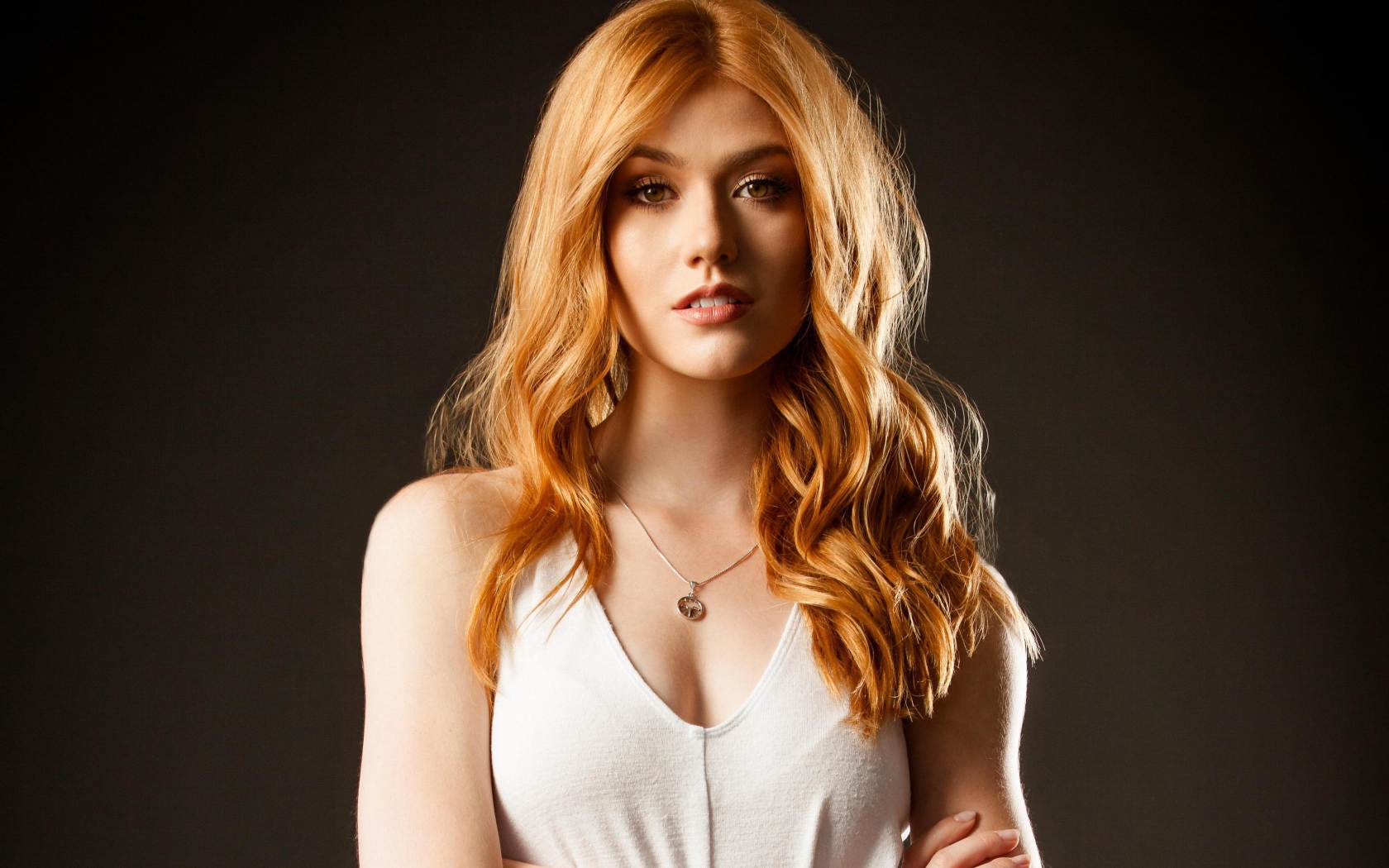 Американская актриса Кэтрин Макнамара с рыжими волосами