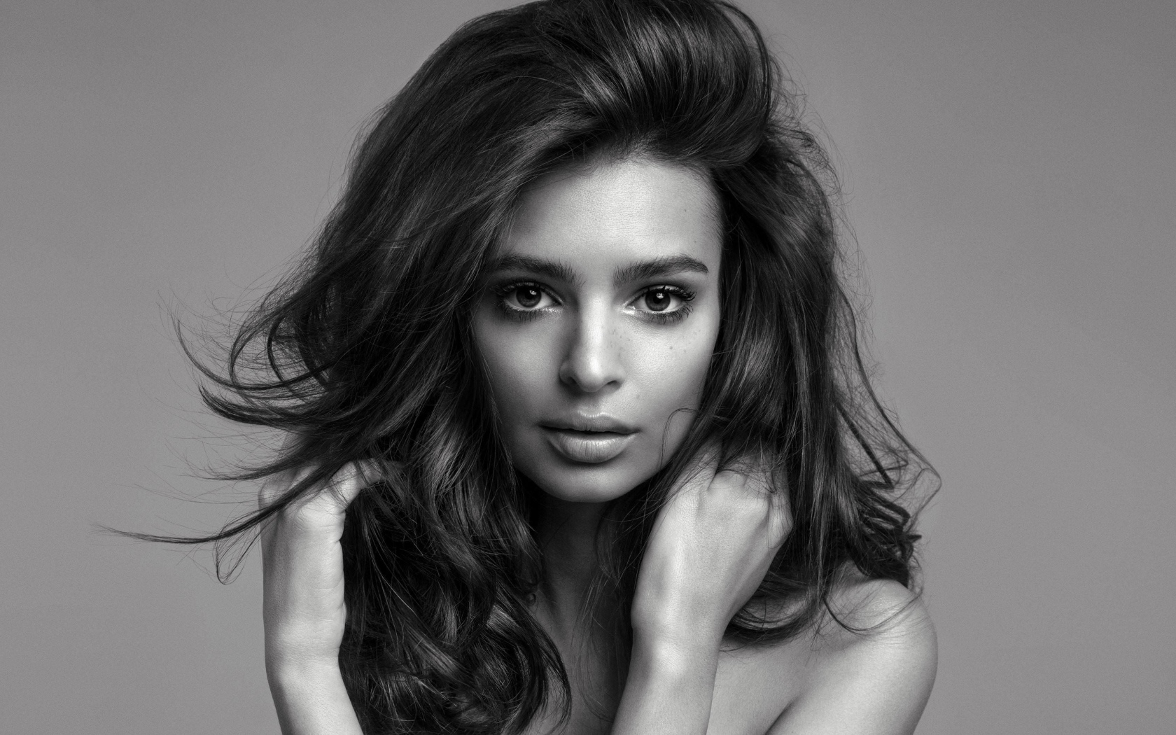 Американская актриса, модель Эмили Ратаковски, черно-белое фото