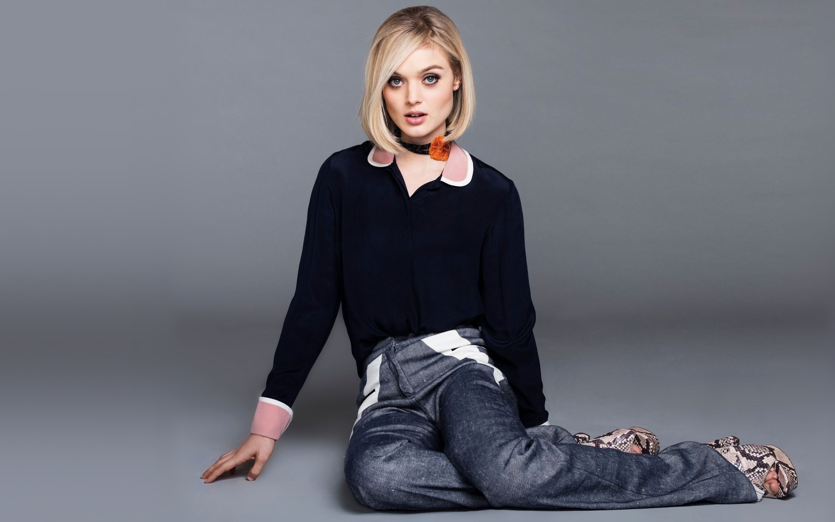 Красивая актриса Белла Хиткот на сером фоне