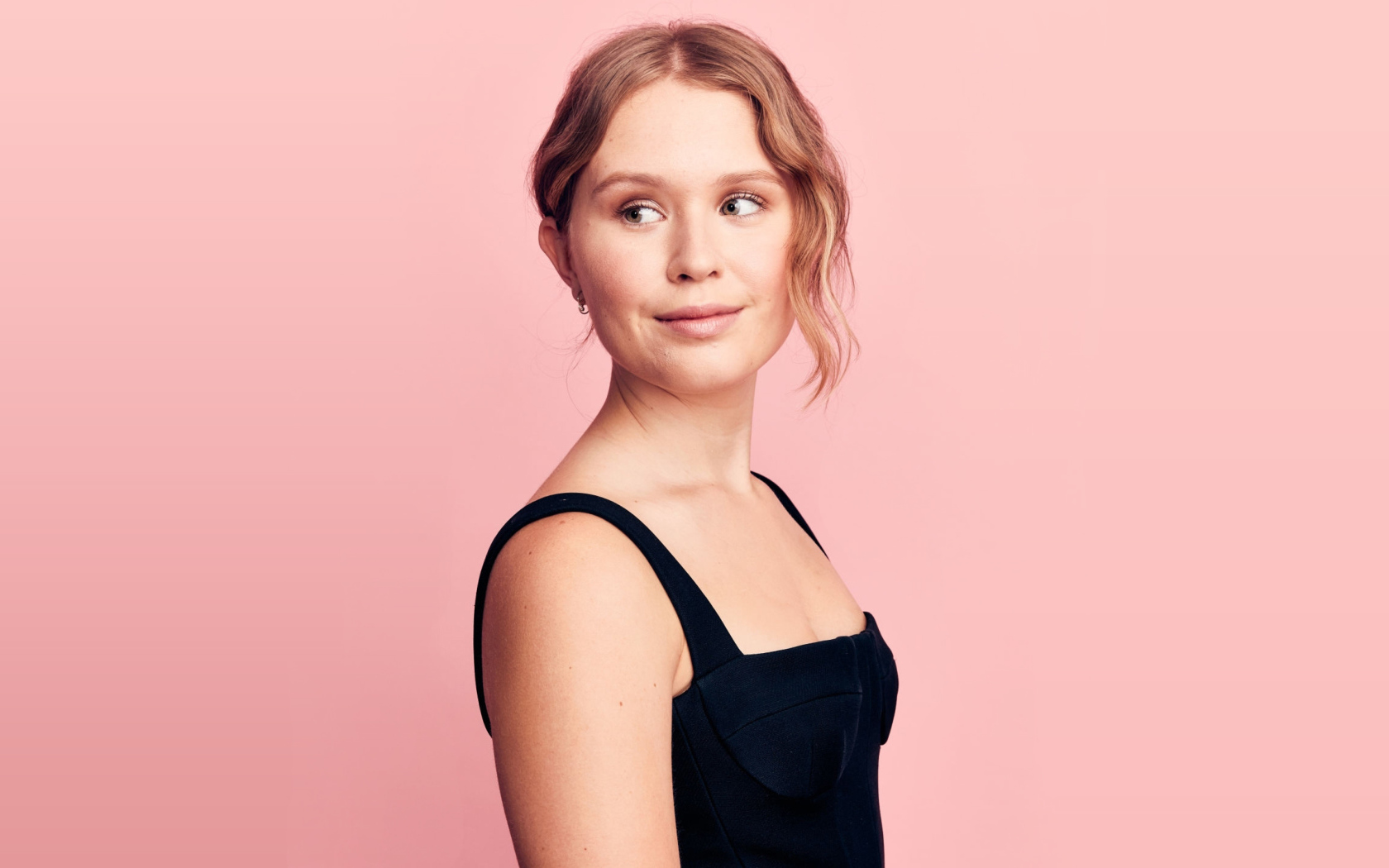 Красивая актриса Элайза Сканлен фото на розовом фоне