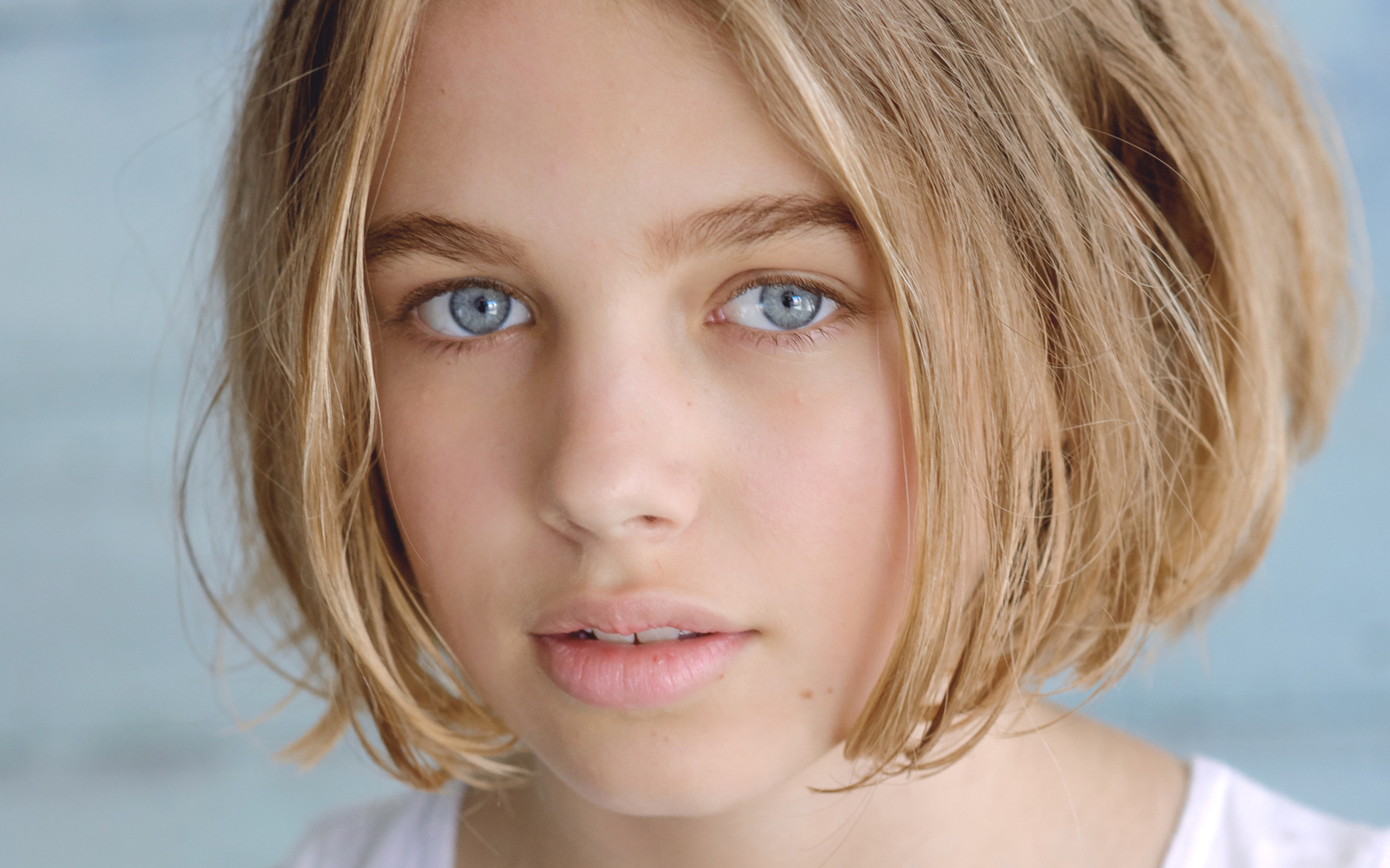 Красивая голубоглазая девушка, австралийская актриса Тиган Крофт