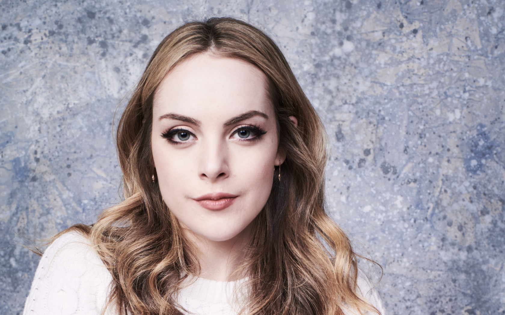 Красивая голубоглазая длинноволосая девушка, актриса Элизабет Гиллис 2018