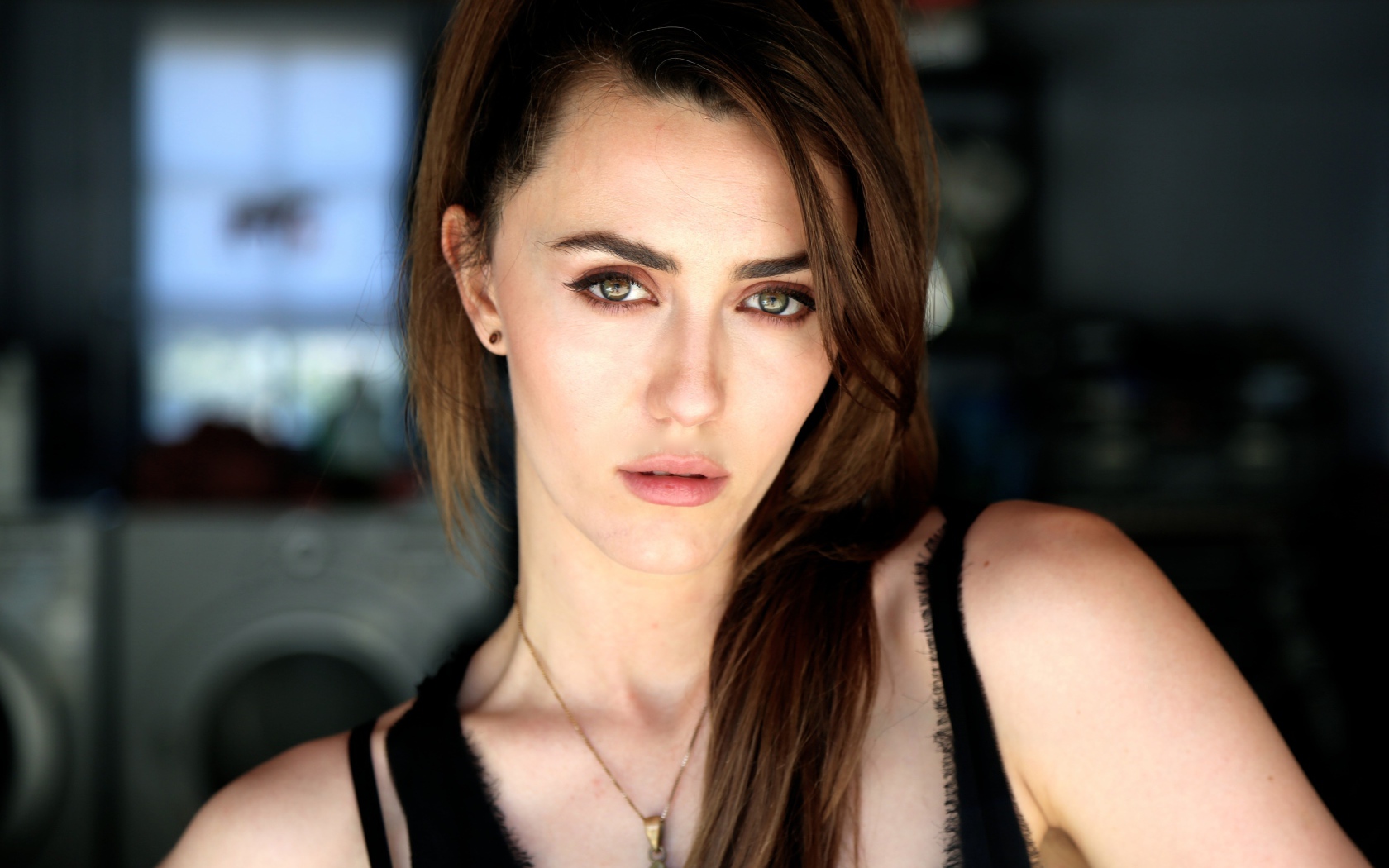 Красивая брюнетка актриса Мэйделин Зима