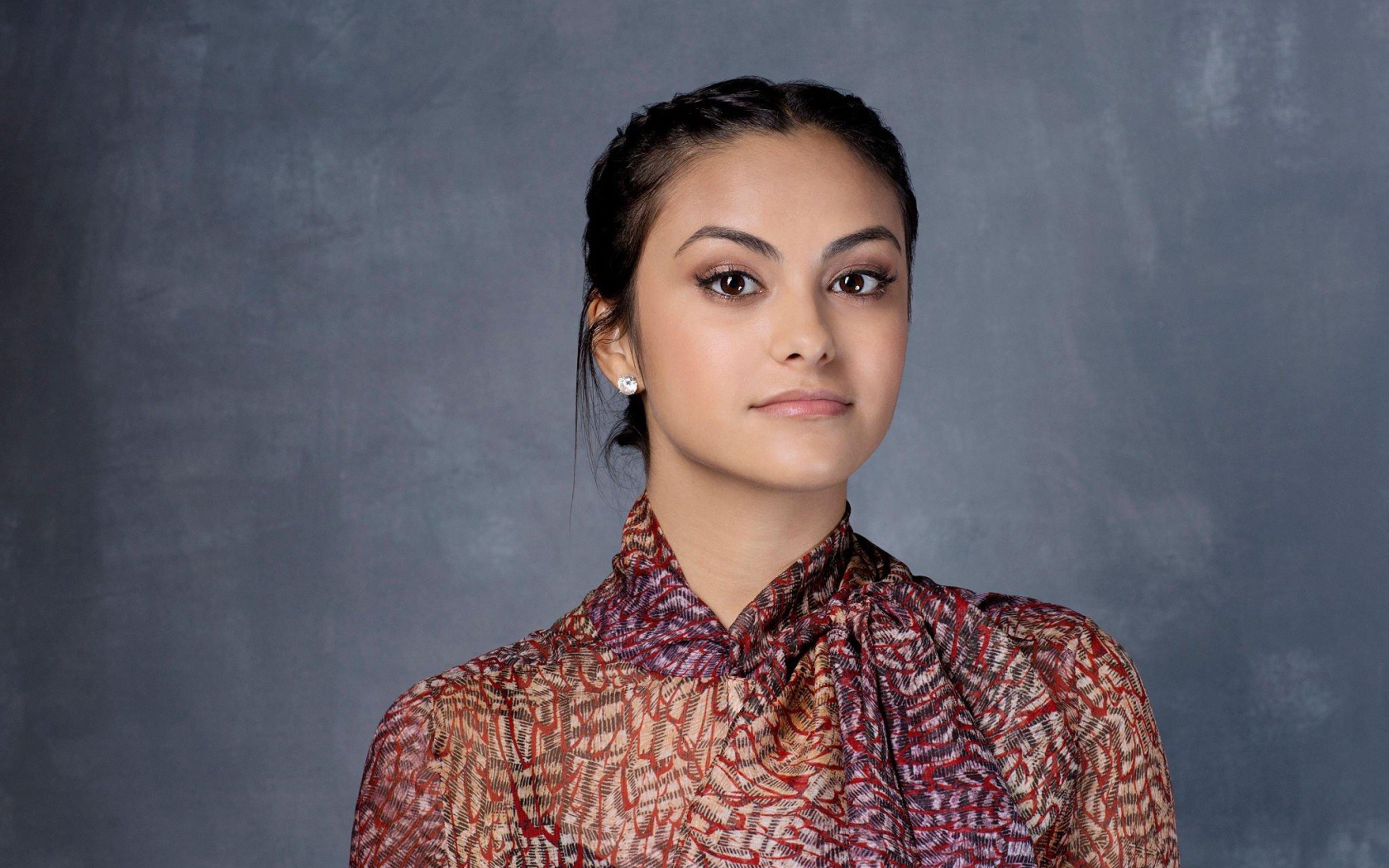 Красивая девушка, актриса Камила Мендес на сером фоне