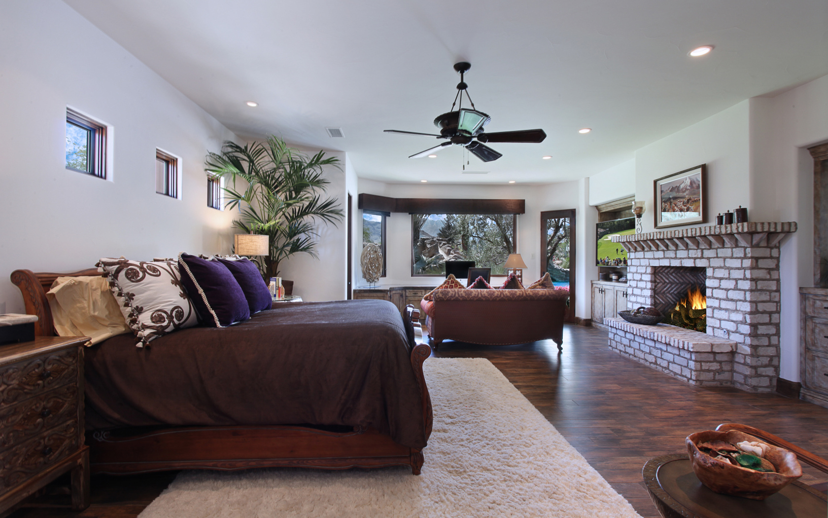 Спальная комната с большой кроватью с камином