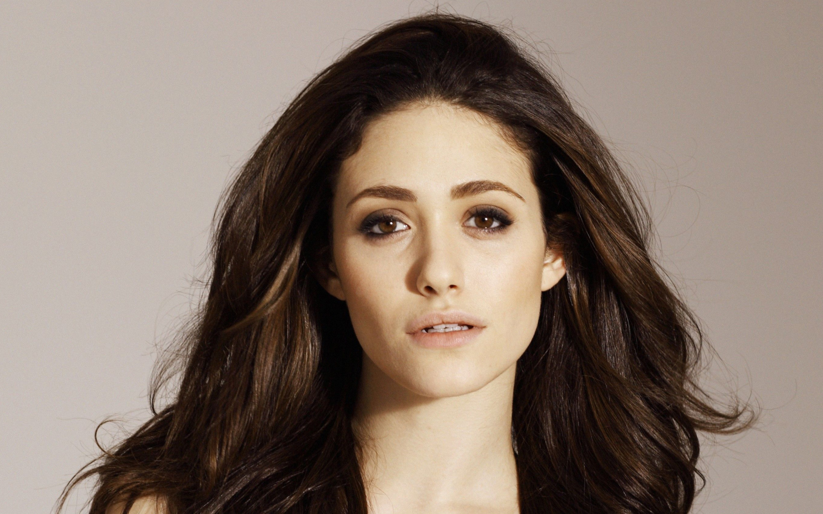 Кареглазая девушка брюнетка, актриса Эмми Россам