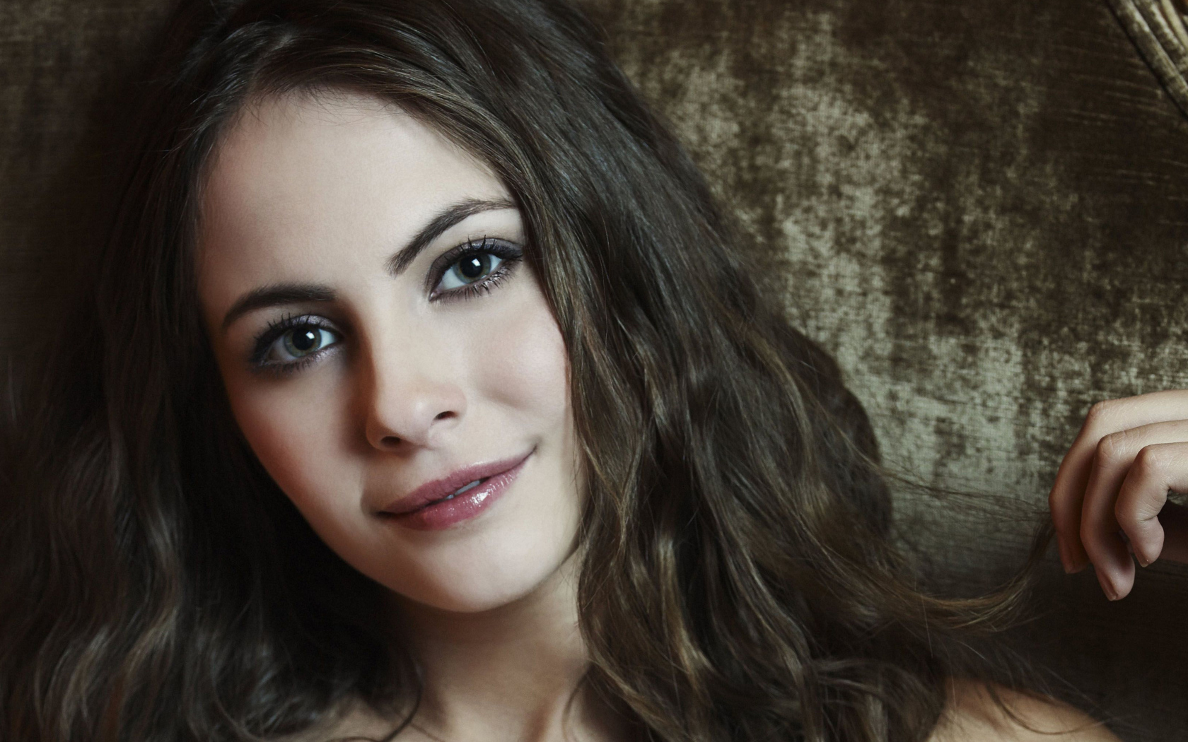 Брюнетка с красивыми глазами, актриса Уилла Холланд