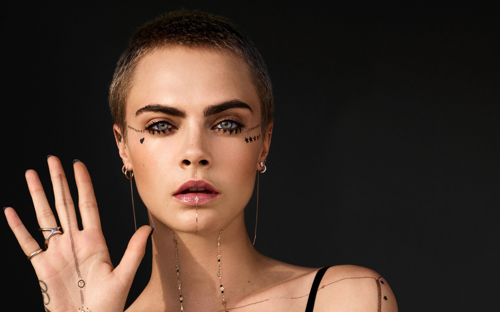 Эффектная Кара Делевинь с короткой стрижкой