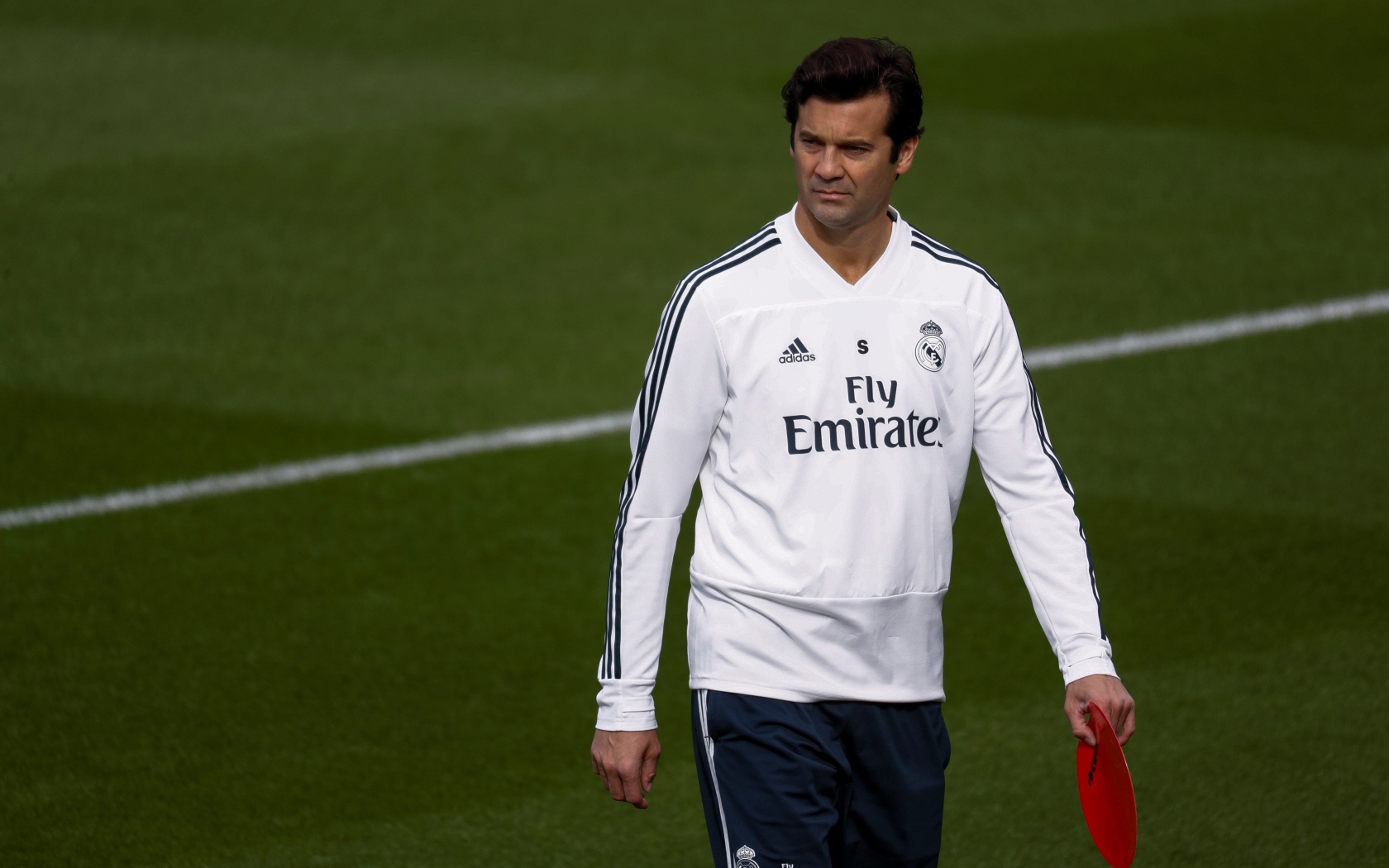 Футбольный тренер Сантьяго Солари на футбольном поле