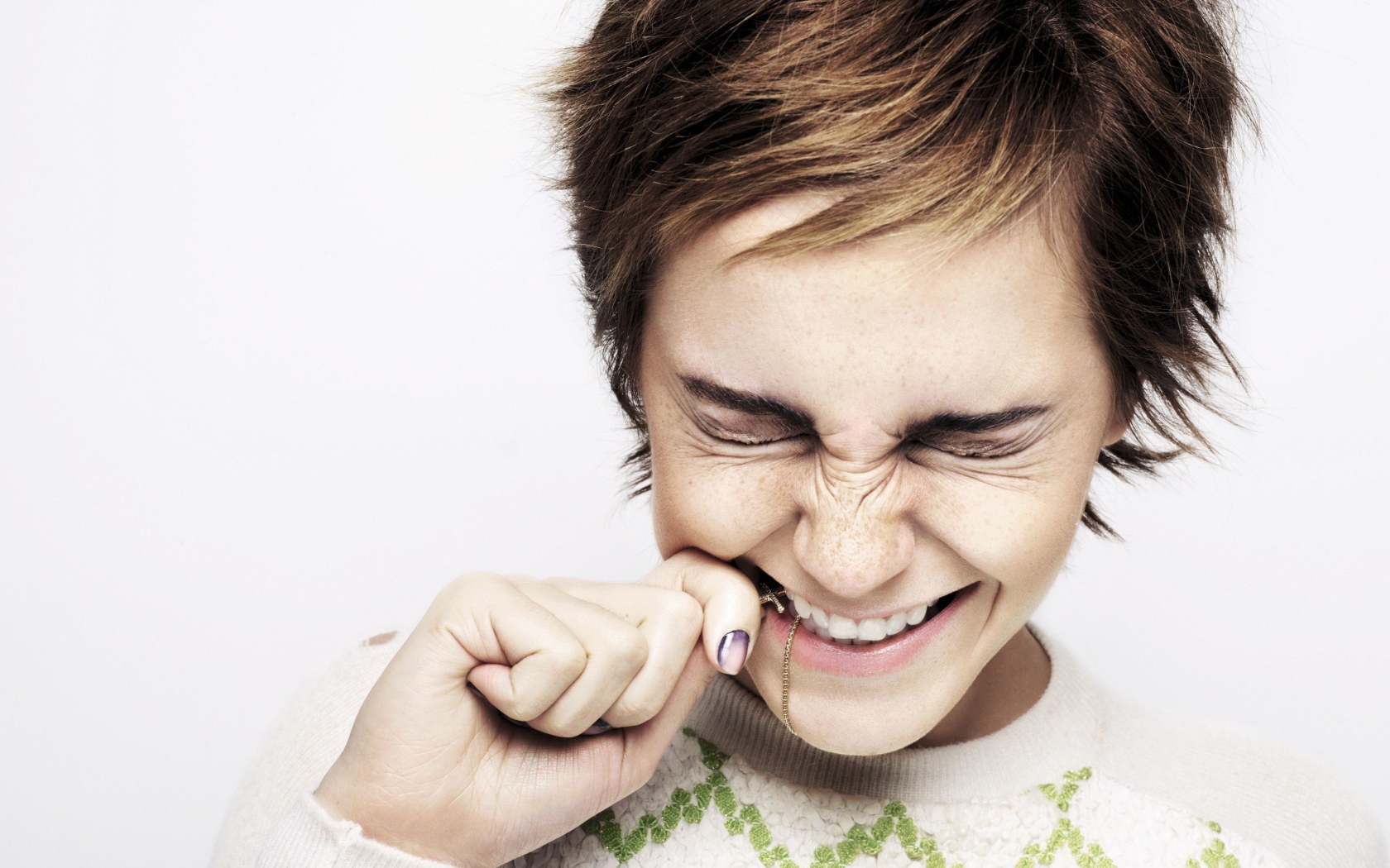 Смеющаяся актриса Эмма Уотсон с короткой стрижкой