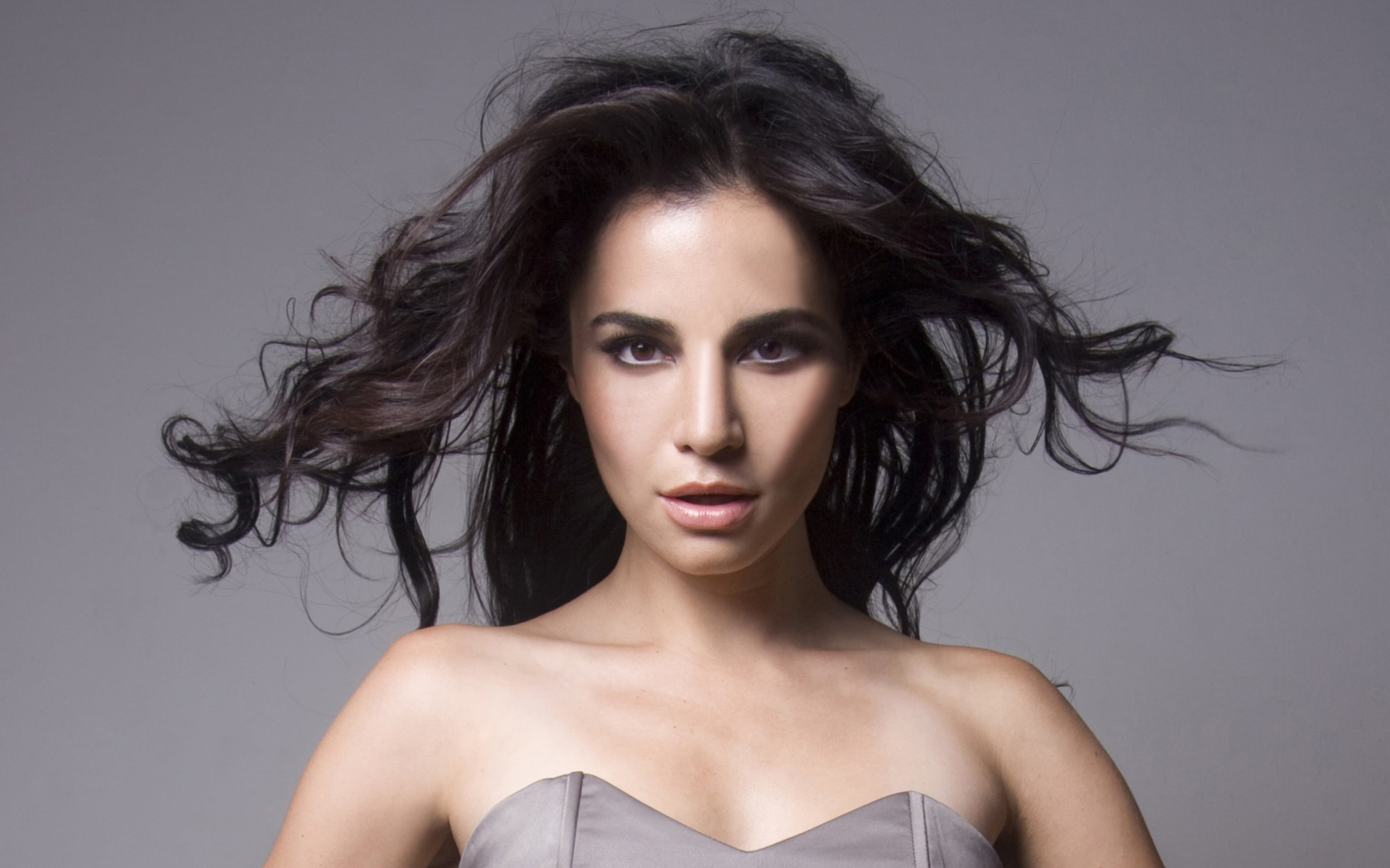 Мексиканская актриса Марта Игареда на сером фоне