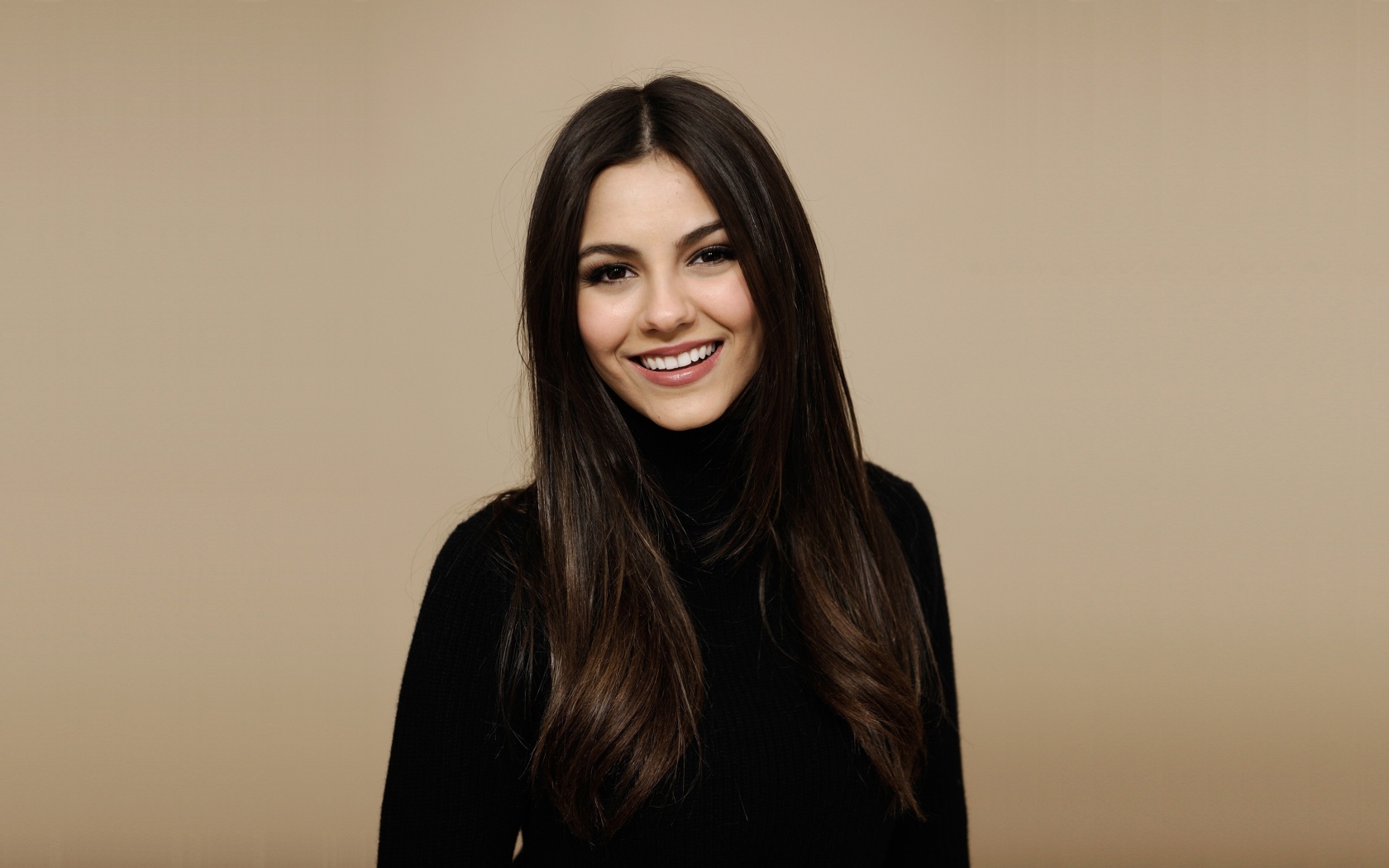 Улыбающаяся красивая актриса Виктория Джастис