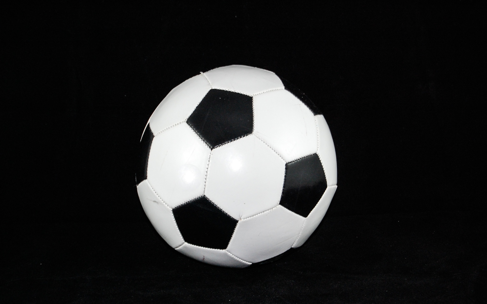 Футбольный мяч на черном фоне