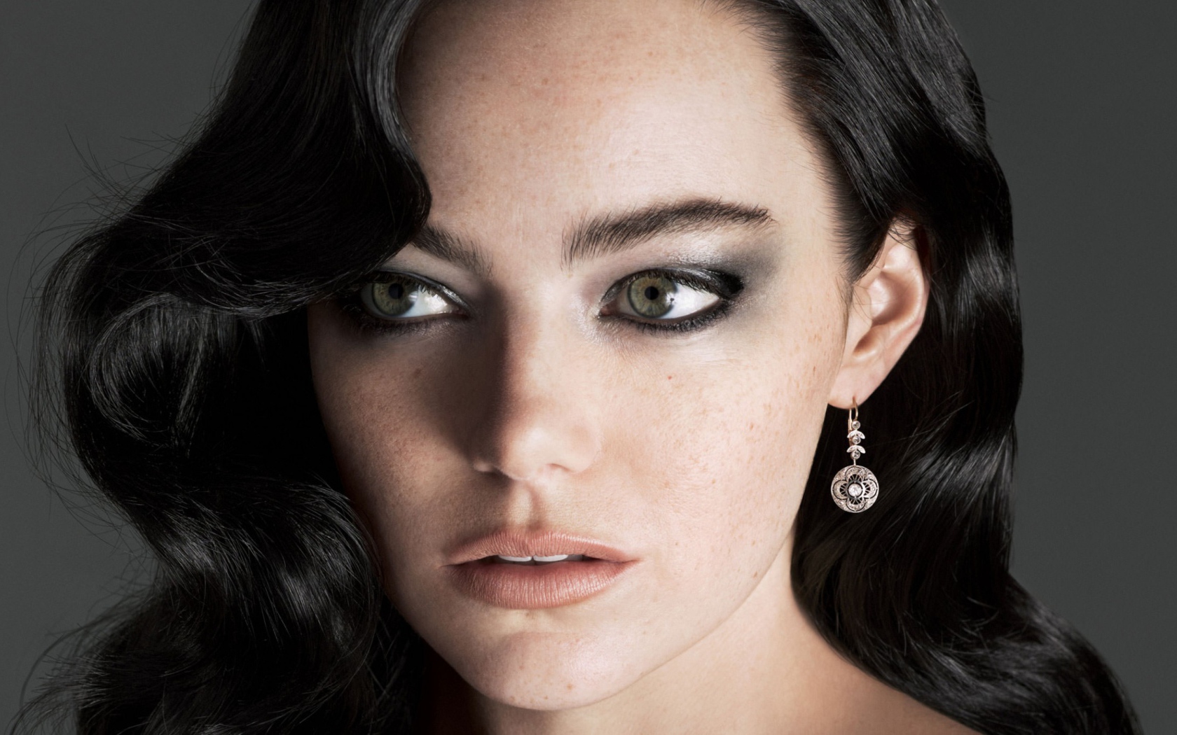 Стильная брюнетка, актриса Эмма Стоун, 2018