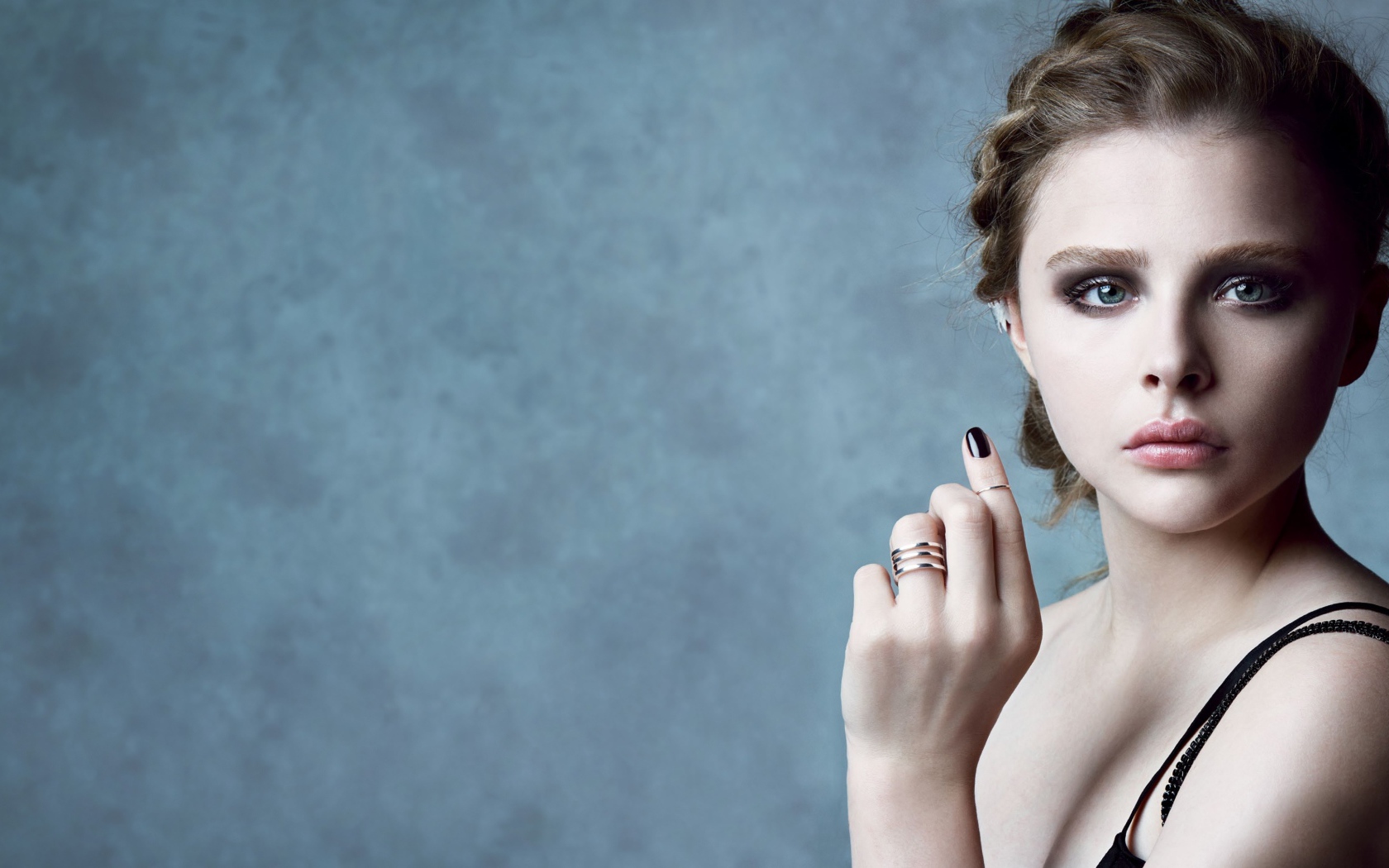 Молодая актриса Хлоя Грейс Морец с красивым макияжем