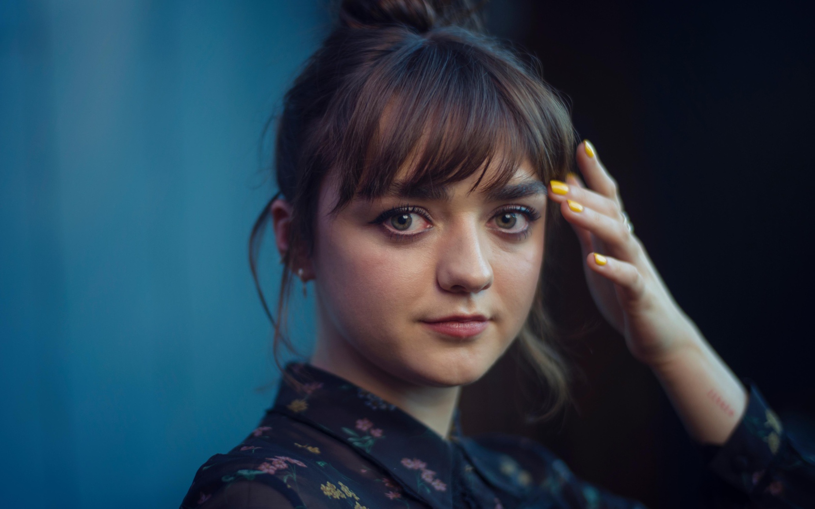 Молодая актриса Мэйси Уильямс с рукой у лица