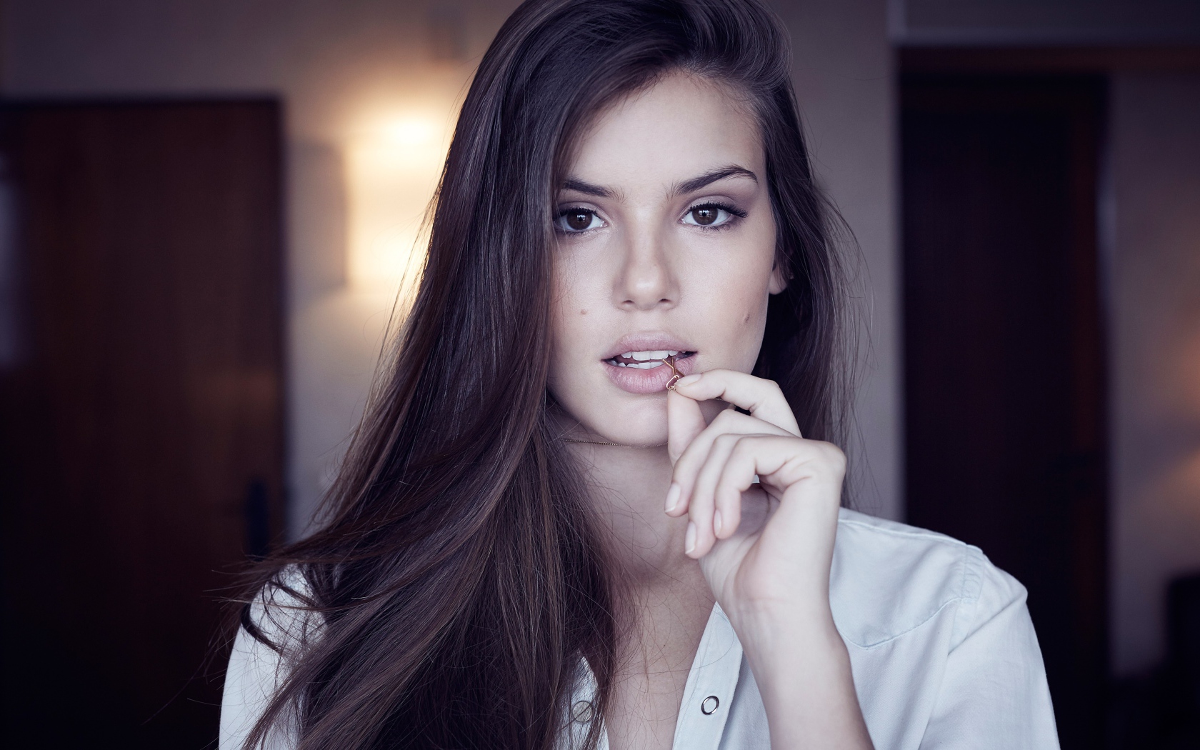 Молодая шатенка, актриса Камила Кейроз