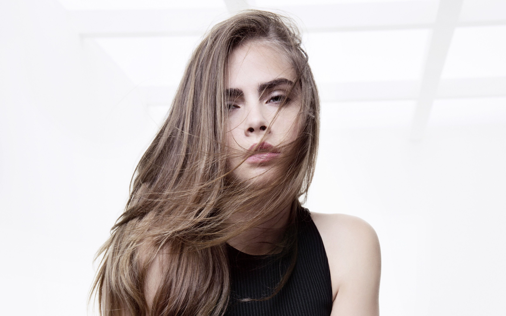 Молодая популярная актриса Кара Делевинь с распущенными волосами