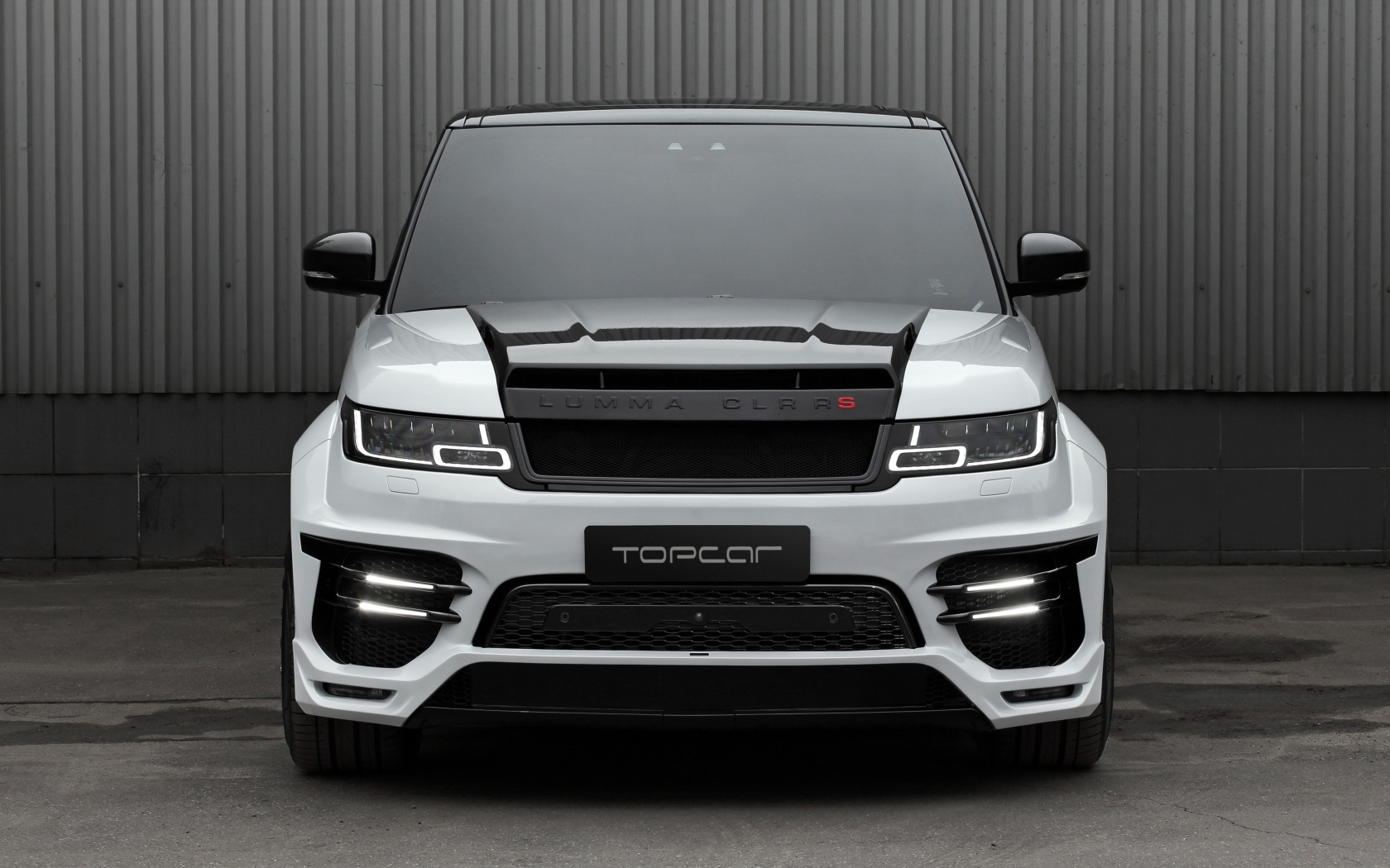 Внедорожник Lumma CLR RS 2019 года на фоне серой стены