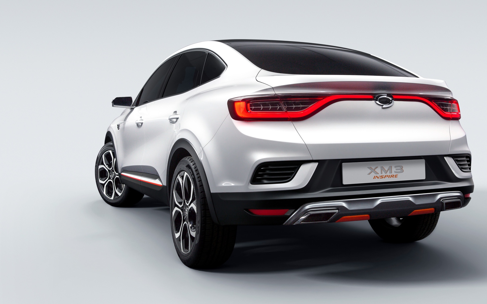 Автомобиль Samsung XM3 Inspire 2019 года вид сзади