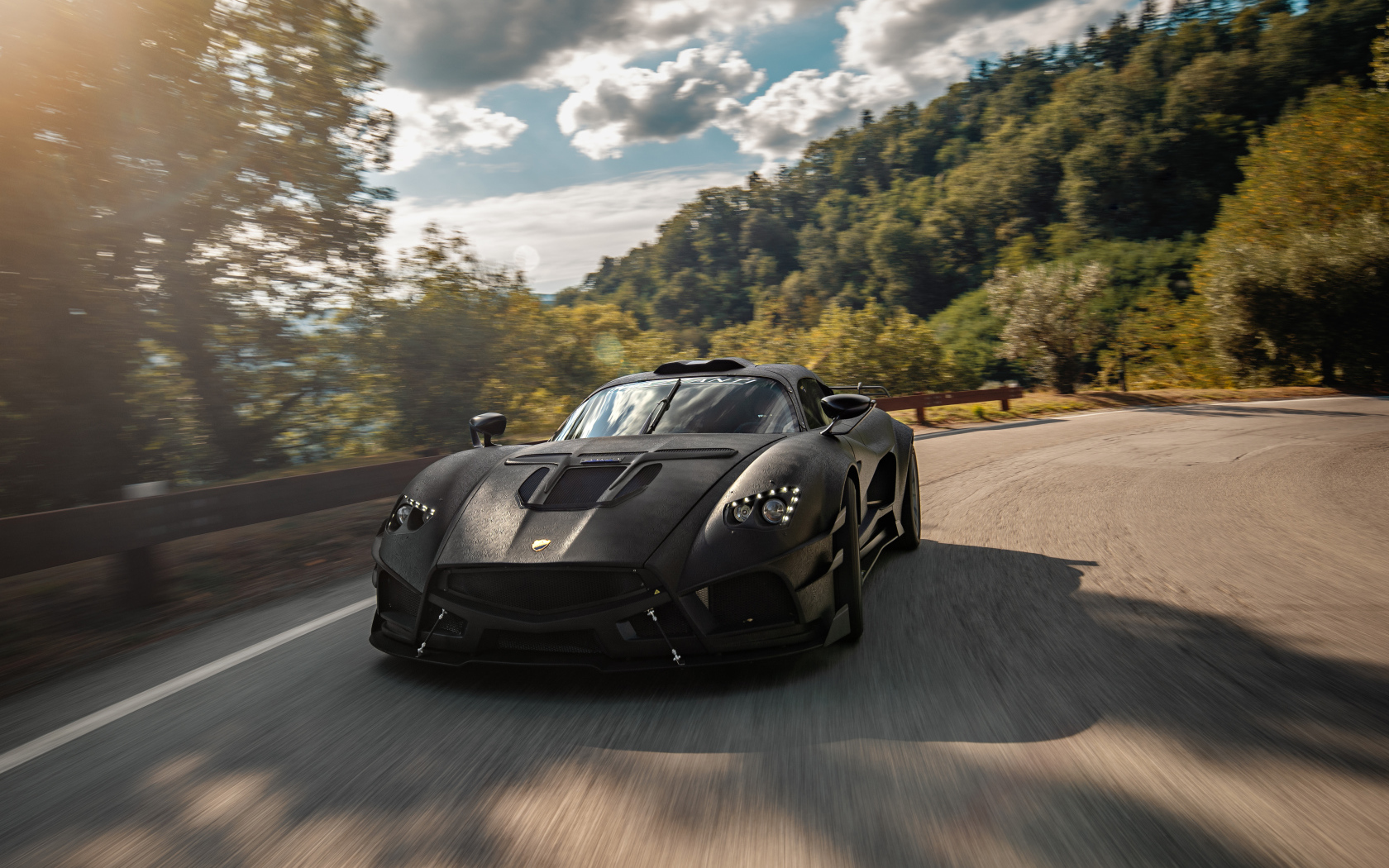 Серый автомобиль Mazzanti Evantra на трассе