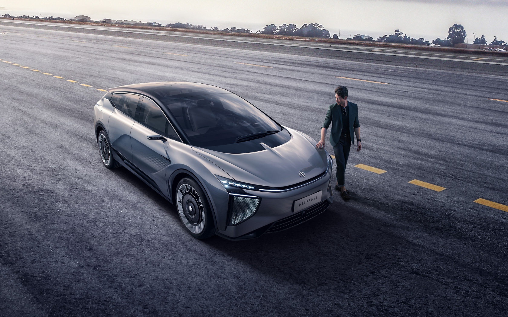 Серебристый автомобиль HiPhi 1 2020 года на дороге