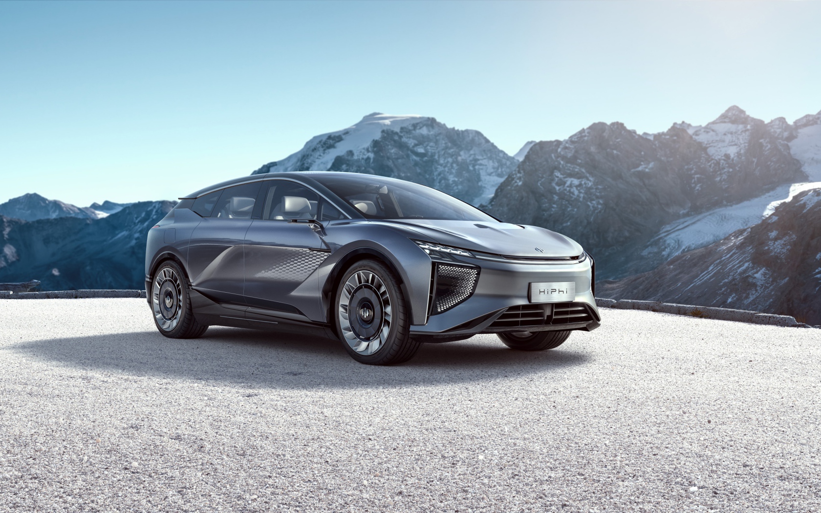Новый автомобиль HiPhi 1,  2020 года на фоне гор