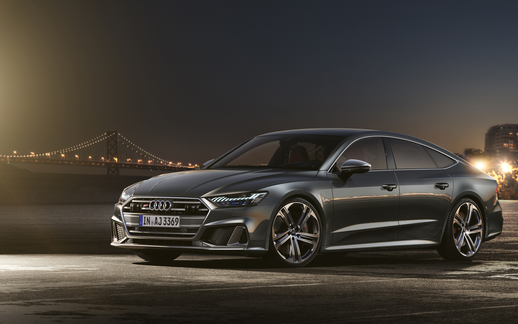 Автомобиль Audi S7 Sportback TDI 2019 у реки