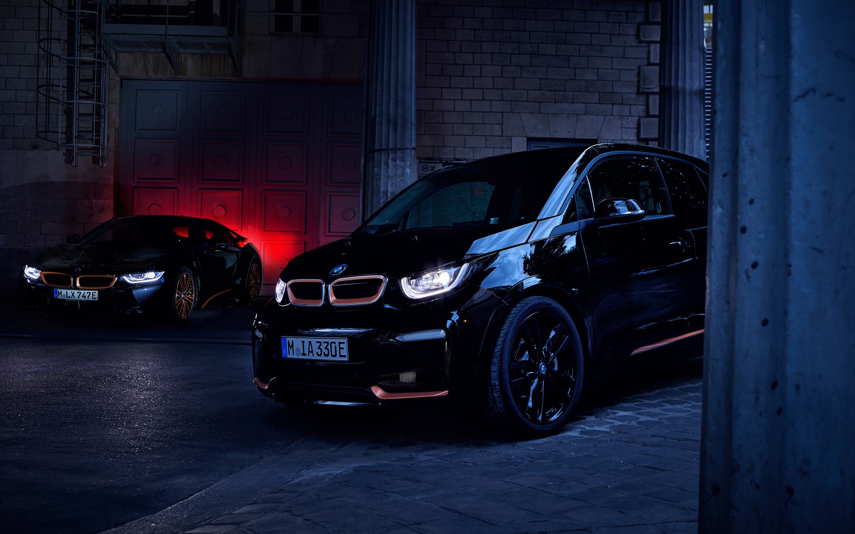 Черный автомобиль BMW I8 2019 года на улице